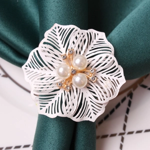 Elegant Hollow Flower Napkin Ring Metal Acrylic Faux Artificial Pearl Rhinestone Wedding Dining Table Decoration White Holder