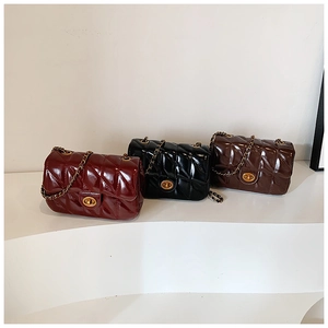 Trois sacs matelassés brillants en bordeaux, noir et marron avec chaîne dorée