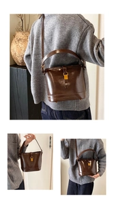 Détail de sac seau marron brillant avec boucle dorée et poignée élégante en gros plan