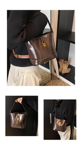 Vue détaillée d'un sac seau rétro en cuir brillant marron foncé avec boucle dorée
