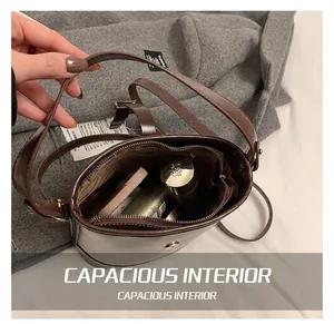 Vue de dessus d'un sac seau en cuir marron montrant l'intérieur spacieux pour cosmétiques