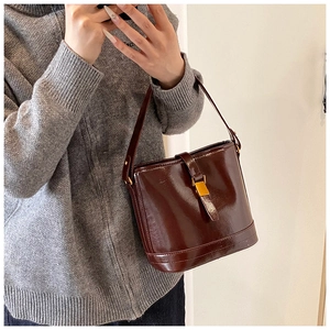 Détail du sac seau marron foncé brillant en similicuir de qualité avec boucle en métal doré