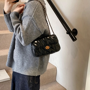 Chic sac bandoulière en cuir verni matelassé noir avec chaîne dorée pour femme