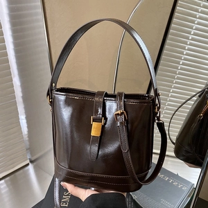 Sac Seau Vintage en Cuir PU Brillant pour Femmes Fermoir en Métal Doré de Luxe Sac à Bandoulière à l'Épaule Sac à Main de Mode