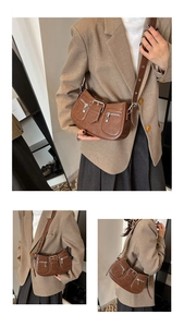 Detailansicht der braunen Vintage-Satteltasche mit Reißverschlusstaschen und breitem Gurt