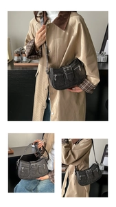 Details der dunkelgrauen Satteltasche mit matter Ledertextur und Schnalle