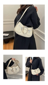 Detailansicht cremefarbene Baguette-Tasche im Retro-Stil mit silbernen Reißverschlüssen