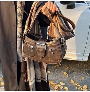 Detail der dunkelbraunen Vintage-Hobo-Tasche mit Retro-Ledertextur und Silberschnallen