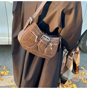 Nahaufnahme der braunen Vintage-Lederumhängetasche mit Metallschnalle und Reißverschluss