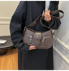 Nahaufnahme der dunkelbraunen Vintage-Ledertasche mit silbernen Details und Taschen