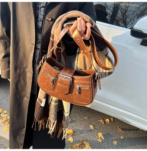 Detailaufnahme der braunen Vintage-Leder-Tasche mit Metallschnalle und Reißverschluss