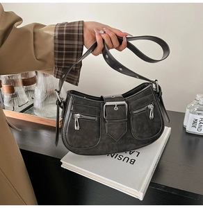 Detail der grauen Halbmond-Achseltasche mit Silberschnalle und verstellbarem Gurt im Lifestyle-Stil