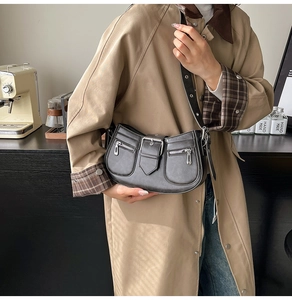 Detailansicht der schwarzen Hobo-Tasche aus Kunstleder mit Reißverschluss-Akzenten