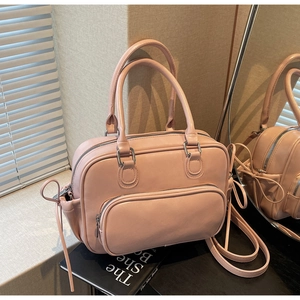 Bolso Boston retro rosa con herrajes plateados y detalles laterales de cordón
