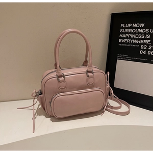 Vista detallada del bolso de cuero PU rosa con asas y bolsillo frontal con cremallera