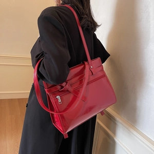 Sac cabas en cuir verni rouge brillant avec nœud croisé et fermeture éclair en métal argenté
