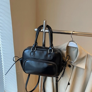 Bolso Boston vintage de piel sintética negra con lazos y herrajes plateados