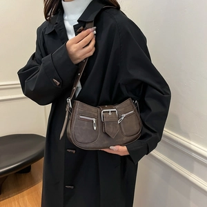 Borsa sottobraccio a mezzaluna marrone scuro vintage con fibbia e dettagli zip