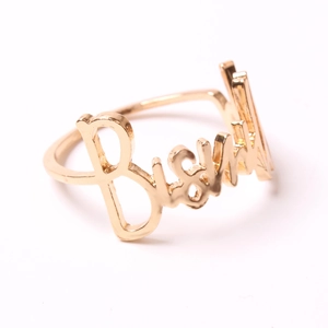 Anillo personalizado en oro pulido con letra cursiva Bismuth sobre fondo blanco