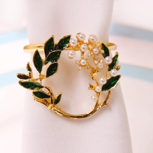 Elegante portatovaglioli dorato con foglie di smalto verde e perle finte