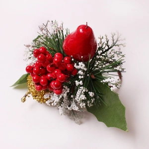 Detalle del servilletero navideño con pera roja, bayas y agujas de pino nevadas