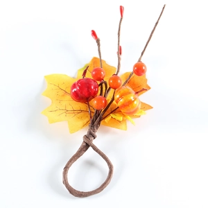 Détail du rond de serviette d'automne avec feuilles d'érable, citrouille et baies sur blanc