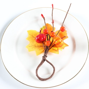 Détail de rond de serviette d'automne avec citrouille, feuilles d'érable et baies rouges