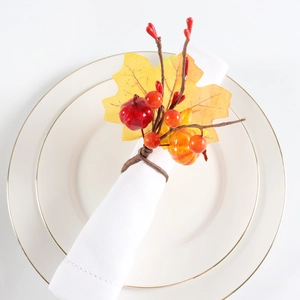 Détail d'un rond de serviette d'automne avec citrouille et feuilles pour table festive