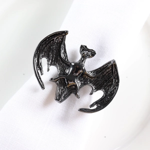 Gros plan d'un rond de serviette chauve-souris en métal noir pour décoration de Halloween
