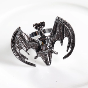 Détail d'un rond de serviette chauve-souris noire avec des ailes pour table d'Halloween