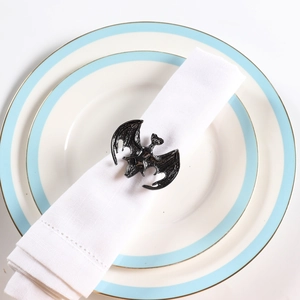 Vue détaillée d'un rond de serviette chauve-souris noire pour table d'Halloween