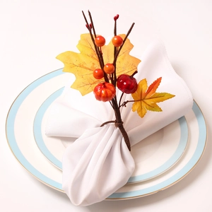 Rond de serviette citrouille avec feuilles d'érable et baies pour décoration de table