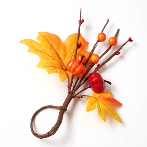 Rond de serviette d'automne avec citrouille feuille d'érable et baies pour décoration