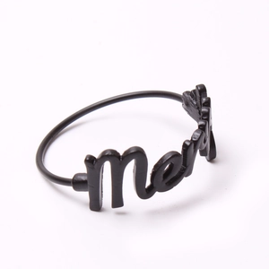 Servilletero MERRY de metal negro minimalista con letras cursivas para mesas de boda