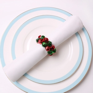 Vue détaillée du rond de serviette aux clochettes de Noël rouges et vertes