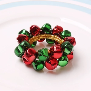 Détail d'un rond de serviette avec cloches rouges et vertes sur boucle dorée