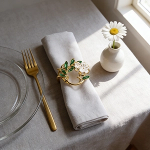 Gardenia Floral Metal Napkin Rings Enamel Leaf Gold Plated Buckle For Wedding Hotel Dinner Table Decoration Elegant Natural Style