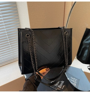 Detailed view of the black V-quilted vintage leather bag with gunmetal chain strap
