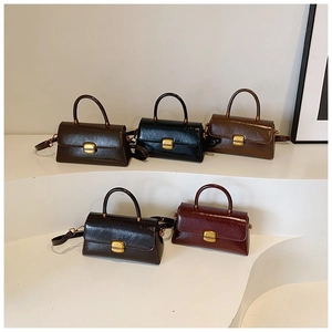 Vintage handtassen in verschillende kleuren met gouden draaisluiting en handvatten