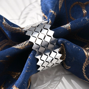 Portatovagliolo ondulato in metallo argentato spazzolato con design moderno a zigzag