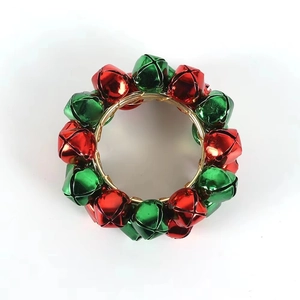 Detail van kerstservetring met gepolijste rode en groene metalen bellen en glans