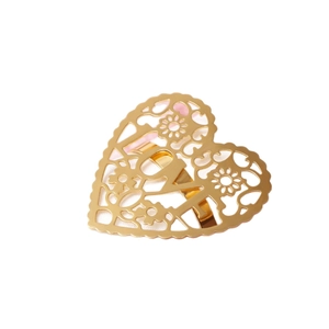 Goldener herzförmiger Serviettenring mit LOVE-Schriftzug und Blumen für die Hochzeit