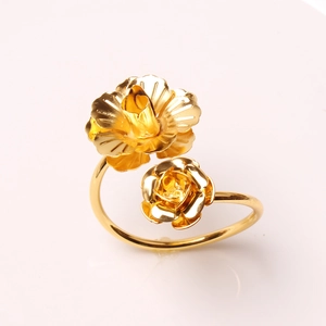 Rond de serviette rose plaqué or élégant avec double fleur sur fond rose doux