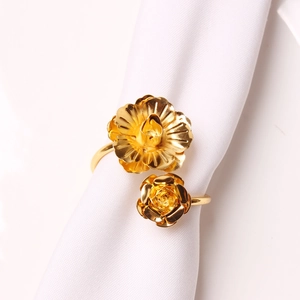 Ronds de serviette élégants en métal doré avec fleurs de rose pour décorer la table