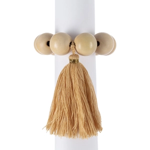 Rond de serviette en perles de bois avec pompon marron sable et détails dorés sur fond blanc