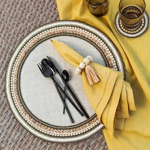 Set de table perlé avec rond de serviette à pompon en perles de bois bohème