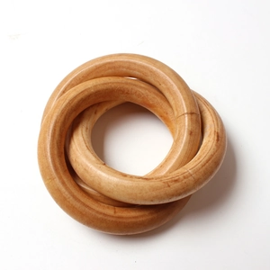 Servilletero minimalista de madera natural con diseño de tres círculos entrelazados