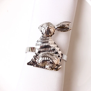 Rond de serviette lapin argenté avec texture détaillée pour décoration de table de fête