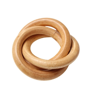 Servilletero minimalista de madera natural con tres anillos entrelazados y pulidos
