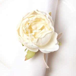 Serviettenring mit weißer Seidenrose und Hanfseilschlaufe für elegante Tischdeko